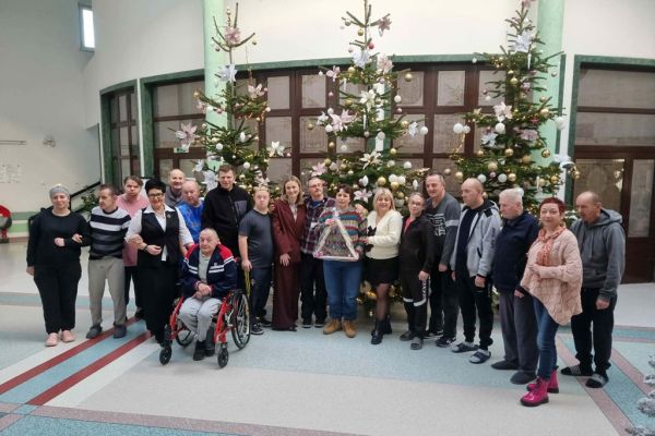 Grupowe zdjęcie Mieszkańców i Gości.