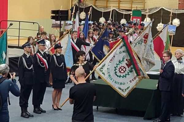 Wydarzenie na hali sportowej , nadanie sztabndaru.