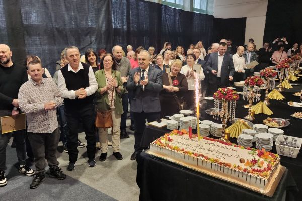 Mieszkańcy wśród innych uczestników sztandaru.