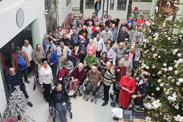 Grupowe zdjęcie mieszkańców zgromadzonych na holu , widok z góry.