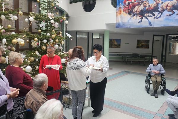 Pani Dyrektor dzieli się opłatkiem z mieszkańcami.