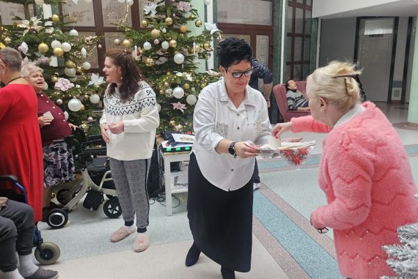 Pani Dyrektor dzieli się opłatkiem z mieszkańcami.