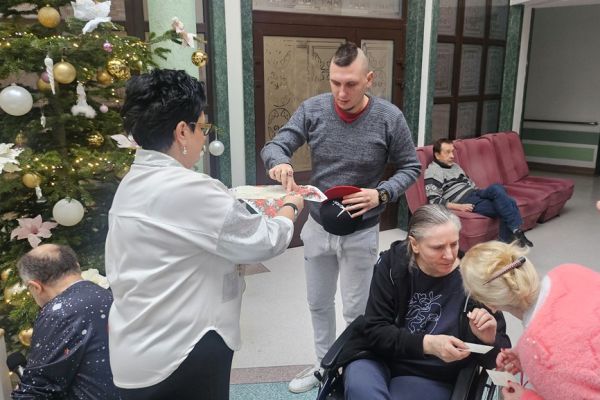 Pani Dyrektor dzieli się opłatkiem z mieszkańcami.