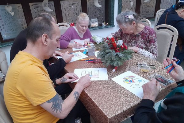 Mieszkańcy wykonują ozdoby.