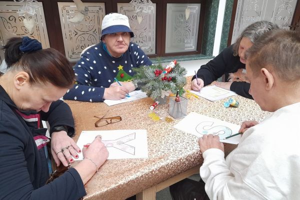 Mieszkańcy wykonują ozdoby.