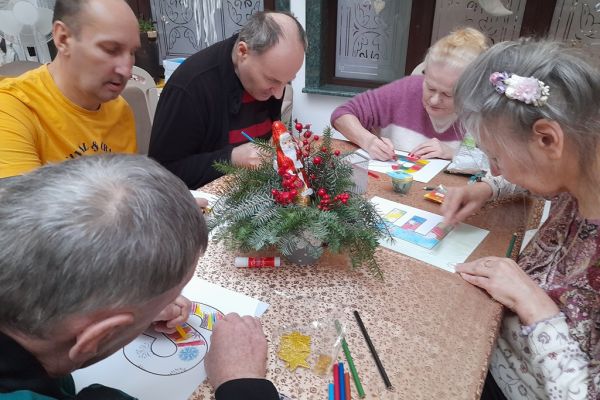 Mieszkańcy wykonują ozdoby.