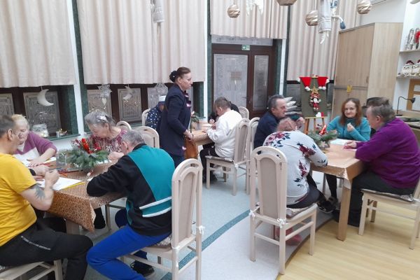 Mieszkańcy wykonują ozdoby.