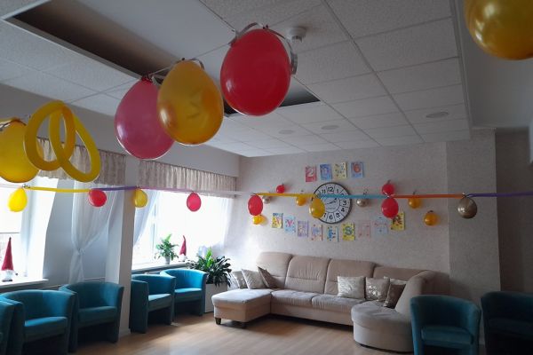 Udekorowana sala napisami i balonami.