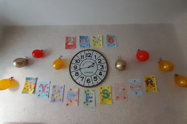 Udekorowana sala napisami i balonami.