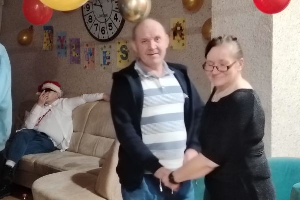 Mieszkańcy tańczą.