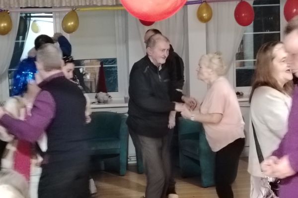 Mieszkańcy tańczą.