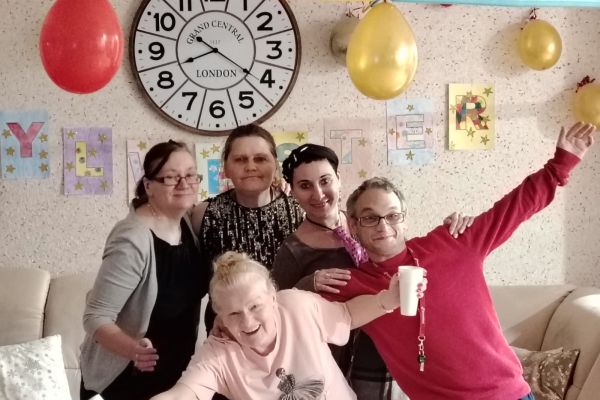 Gupka mieszkańców w zabawnej  pozie.