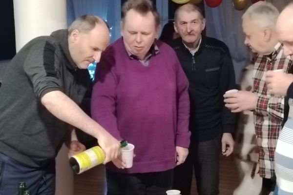 Mieszkańcy nalewaja szampana.