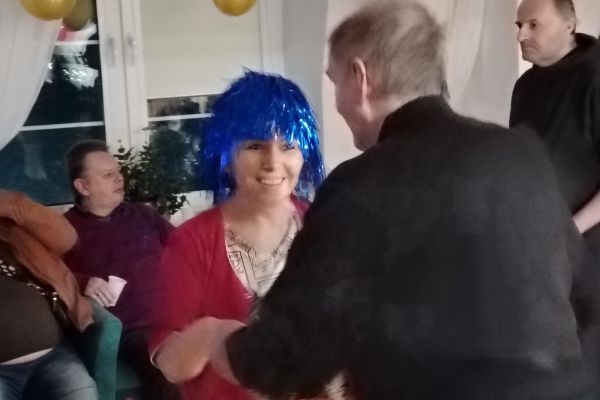 Mieszkańcy tańczą.