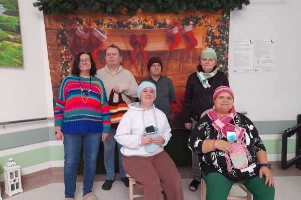 Mieszkańcy prezentują ubrane czapki i szaliki