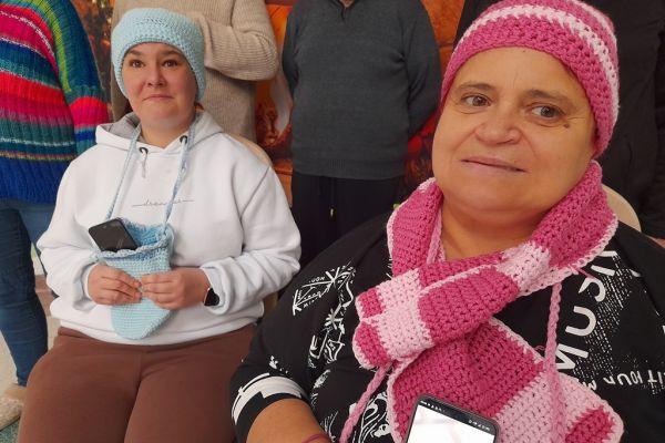 Mieszkańcy prezentują ubrane czapki i szaliki