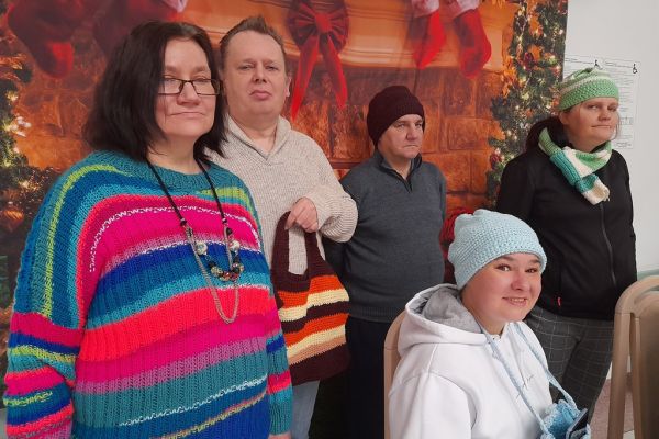 Mieszkańcy prezentują ubrane czapki i szaliki