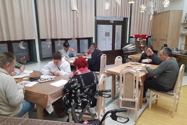 Mieszkańcy przyszywaja guziki.