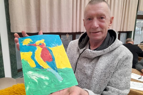 Mieszkaniec trzyma obrazek.