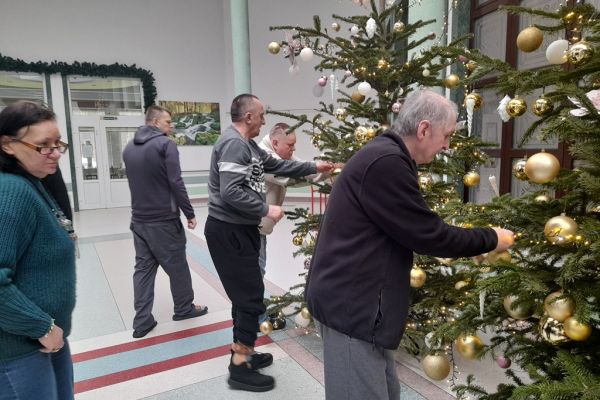 Mieszkańcy zdejmują ozdoby z choinek.