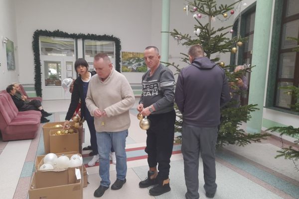 Mieszkańcy zdejmują ozdoby z choinek.