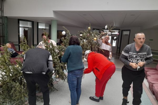 Mieszkańcy zdejmują ozdoby z choinek.