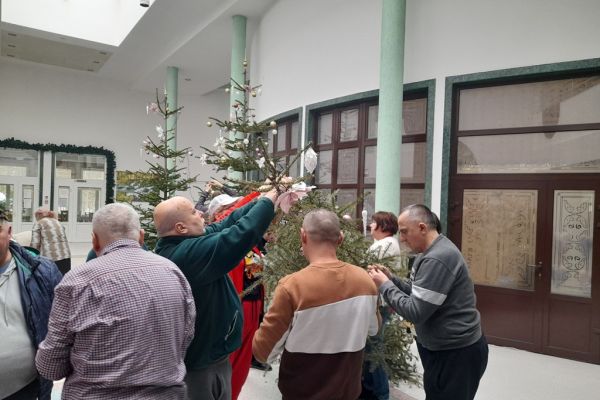 Mieszkańcy zdejmują ozdoby z choinek.