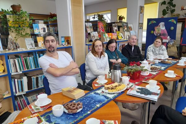 Mieszkańcy siedzą w bibliotece.
