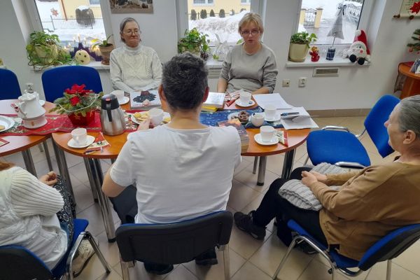 Mieszkańcy siedzą w bibliotece.