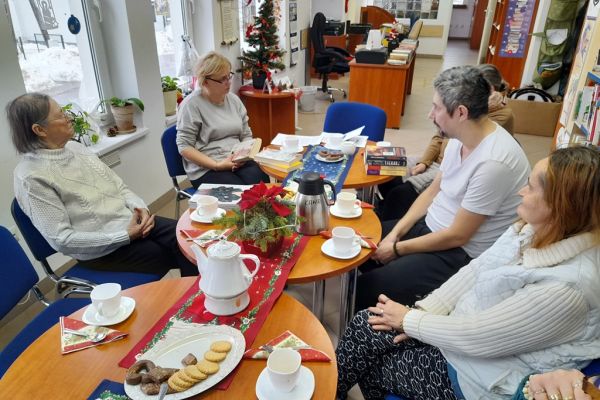 Mieszkańcy siedzą w bibliotece.