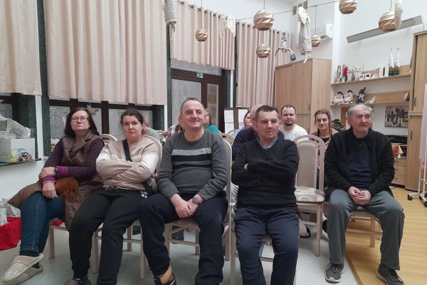 Mieszkańcy oglądają film.