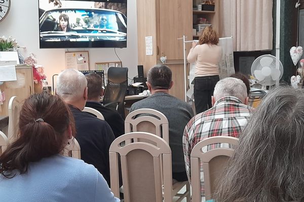 Mieszkańcy oglądają film.