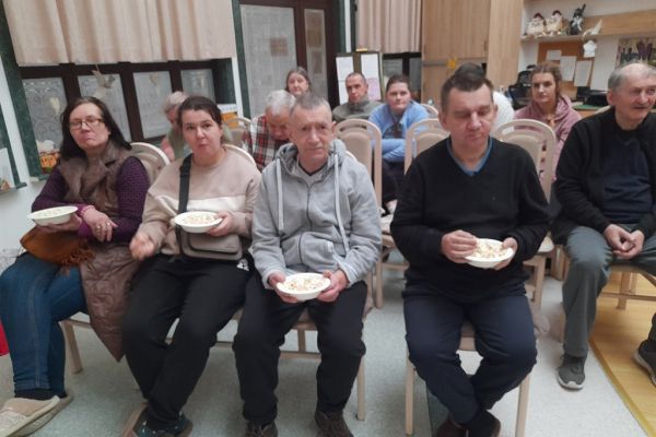 Mieszkańcy oglądają film.