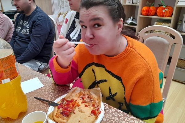 Mieszkanka je pizze.