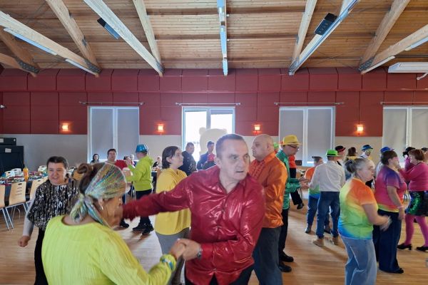 Mieszkańcy tańcza na parkiecie.