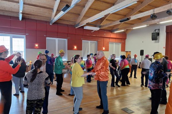 Mieszkańcy tańcza na parkiecie.