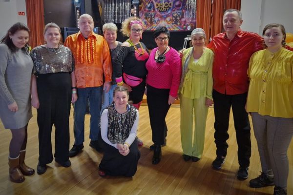 Grupowe zdjęcie mieszkańców.