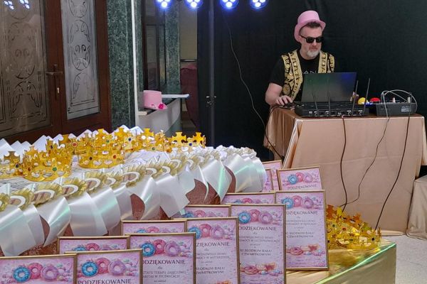 Prowadzący bal i przygotowane nagrody.