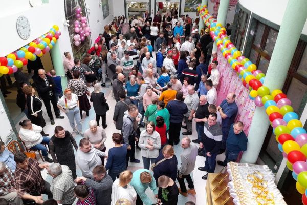 Uczestnicy balu tańczą na holu , widok z góry.