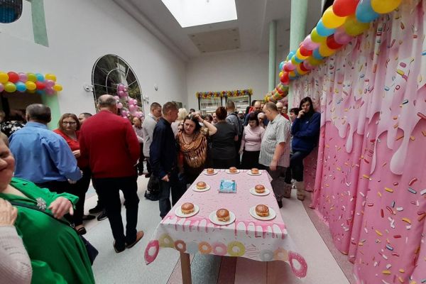 Stół z pączkami przygotowany do konkurencji.