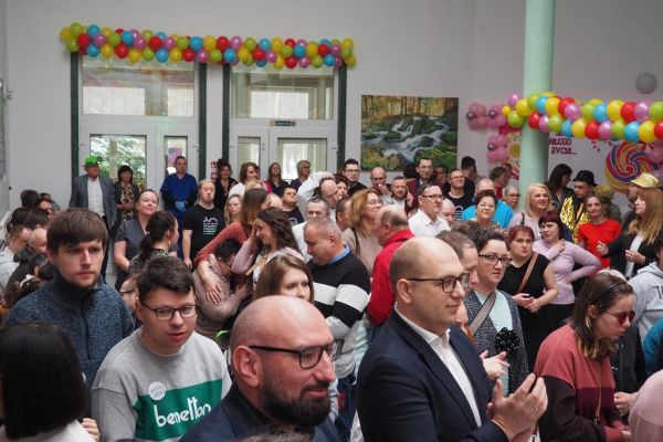 Uczestnicy balu podczas tańca.