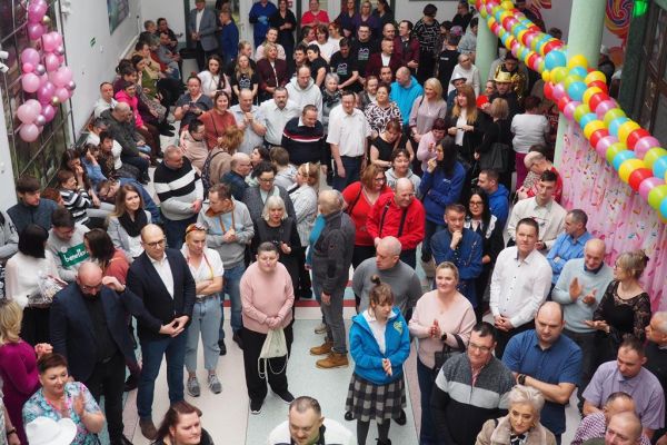 Uczestnicy balu podczas tańca.