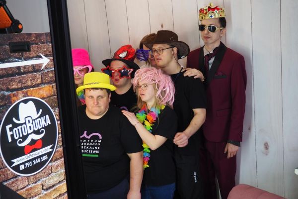 Uczestnicy balu przy zdjęciach z fotobudki.