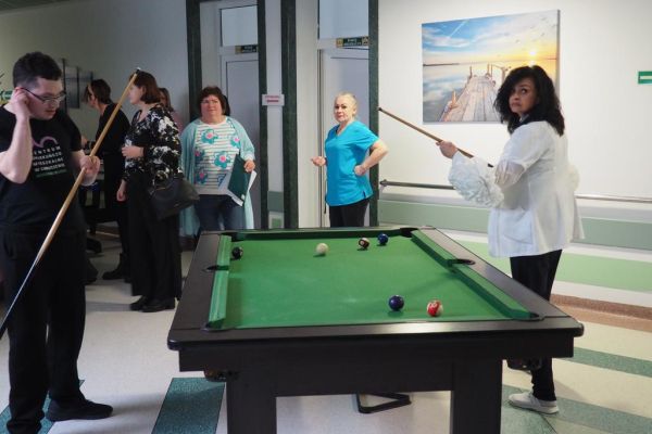 Uczestnicy balu przy grze w bilarda.