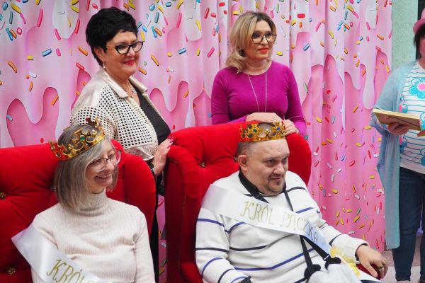 Uczestnicy balu nagrodzeni koronami wraz z Panią Dyrektor i Panią ze Starostwa.