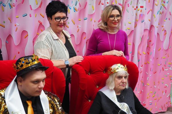 Uczestnicy balu nagrodzeni koronami wraz z Panią Dyrektor i Panią ze Starostwa.