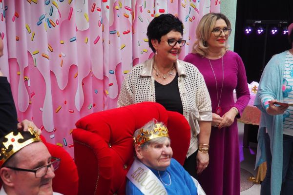 Uczestnicy balu nagrodzeni koronami wraz z Panią Dyrektor i Panią ze Starostwa.