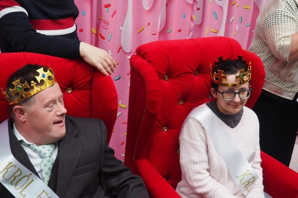 Uczestnicy balu nagrodzeni koronami wraz z Panią Dyrektor i Panią ze Starostwa.