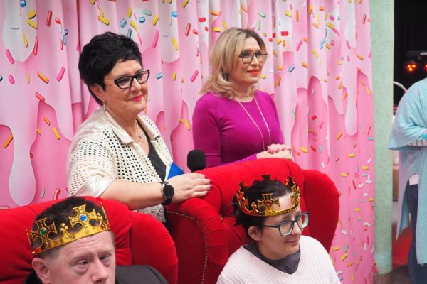 Uczestnicy balu nagrodzeni koronami wraz z Panią Dyrektor i Panią ze Starostwa.