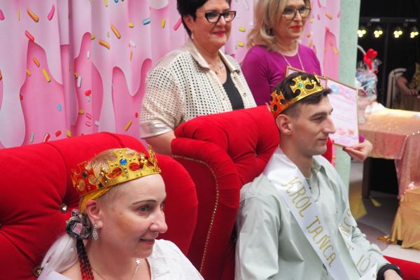 Uczestnicy balu nagrodzeni koronami wraz z Panią Dyrektor i Panią ze Starostwa.